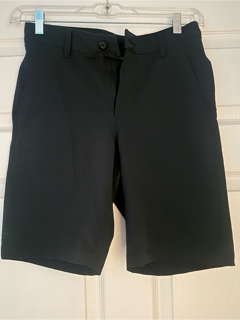 Under Armour Black Flat-Front Performance Shorts (size 30)